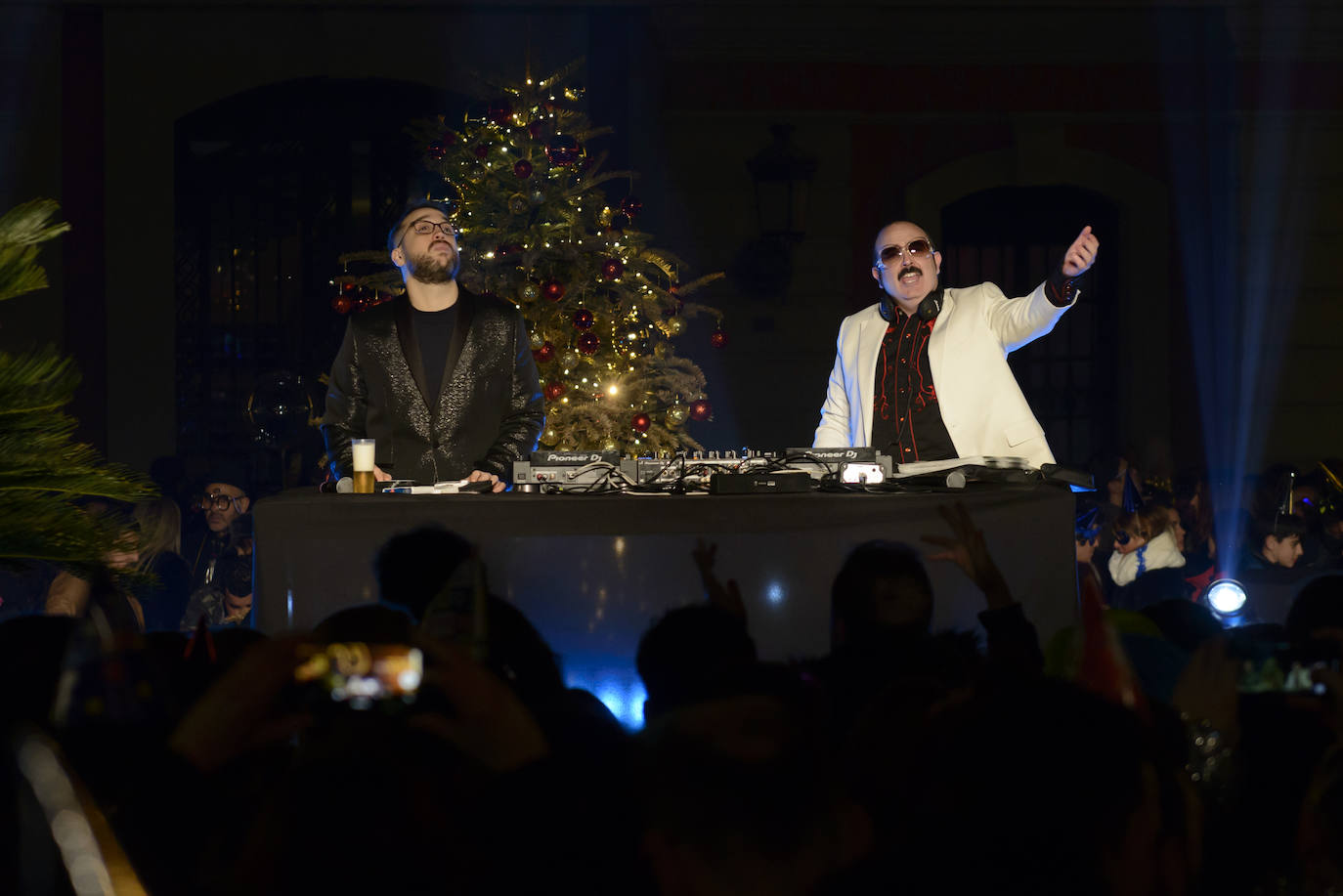 Las doce campanadas sonaron en la Glorieta de España para recibir con una fiesta al 2020.