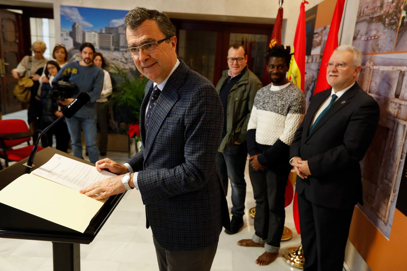 El presidente del Cabildo de Cofradías, José Ignacio Sánchez Ballesta, el chef Pablo González, y el cantante Vince serán los protagonistas de la cabalgata