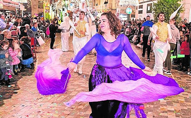 Una de las bailarinas participantes en la última Cabalgata de Cartagena. 
