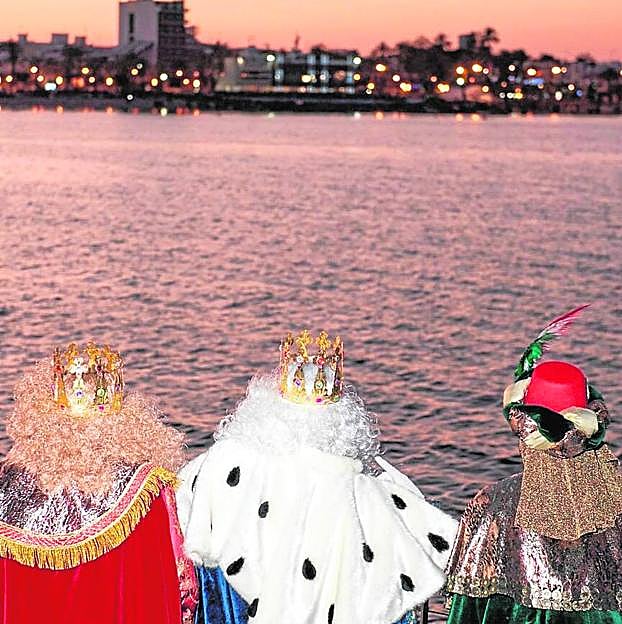 Los Reyes Magos llegan en barco a Santiago de la Ribera. 