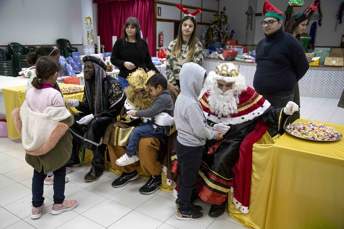 Multitudinario reparto de raciones en la plaza del Ayuntamiento y tarde de ilusión en el Ensanche y Los Mateos con sus majestades