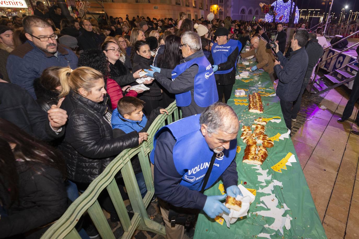 Multitudinario reparto de raciones en la plaza del Ayuntamiento y tarde de ilusión en el Ensanche y Los Mateos con sus majestades