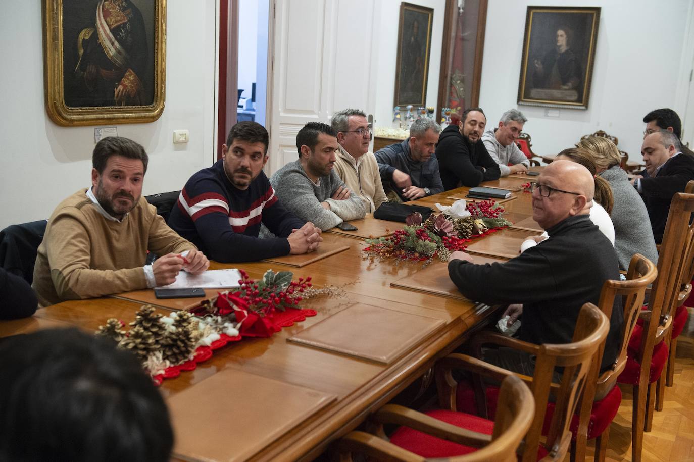 Multitudinario reparto de raciones en la plaza del Ayuntamiento y tarde de ilusión en el Ensanche y Los Mateos con sus majestades