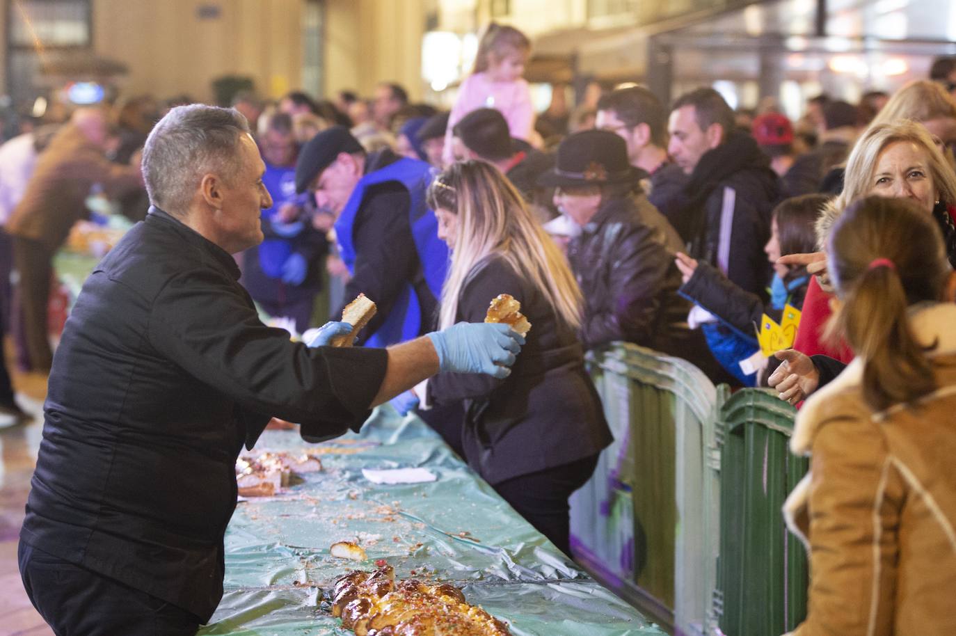 Multitudinario reparto de raciones en la plaza del Ayuntamiento y tarde de ilusión en el Ensanche y Los Mateos con sus majestades