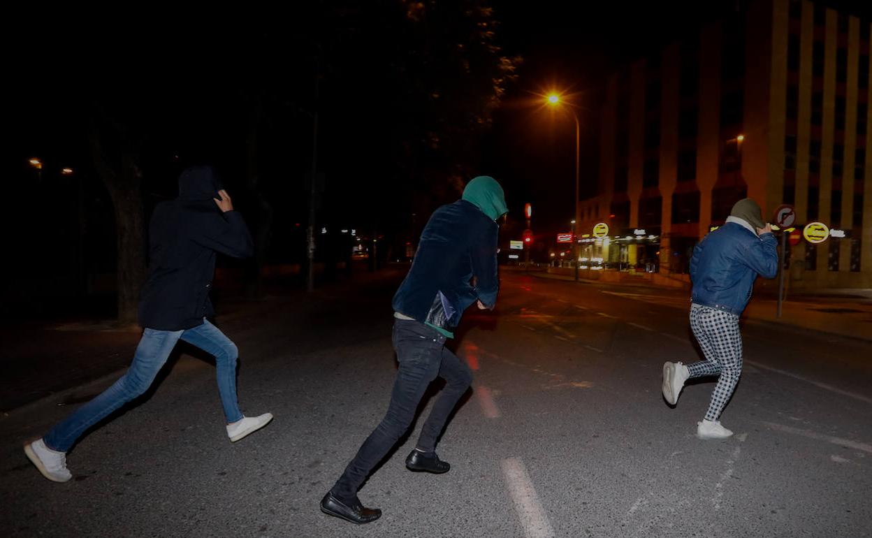 Los tres investigados por las presuntas agresiones sexuales salen corriendo del juzgado tras su puesta en libertad. 