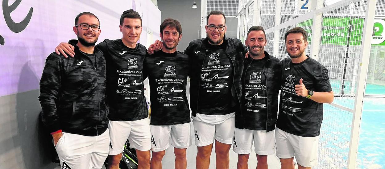 Los Estrellados del Levante, segundos de la categoría masculina, posan tras otra jornada victoriosa.