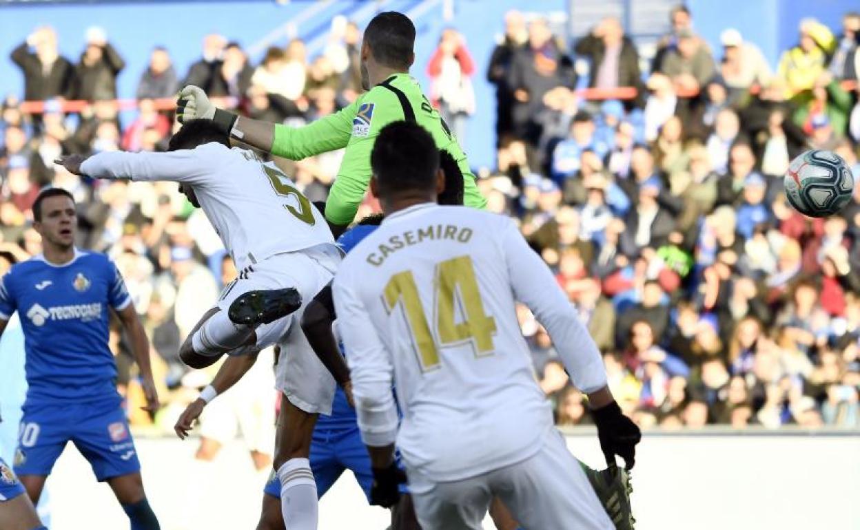 Raphael Varane y David Soria, en la acción del gol que abrió el marcador en Getafe.