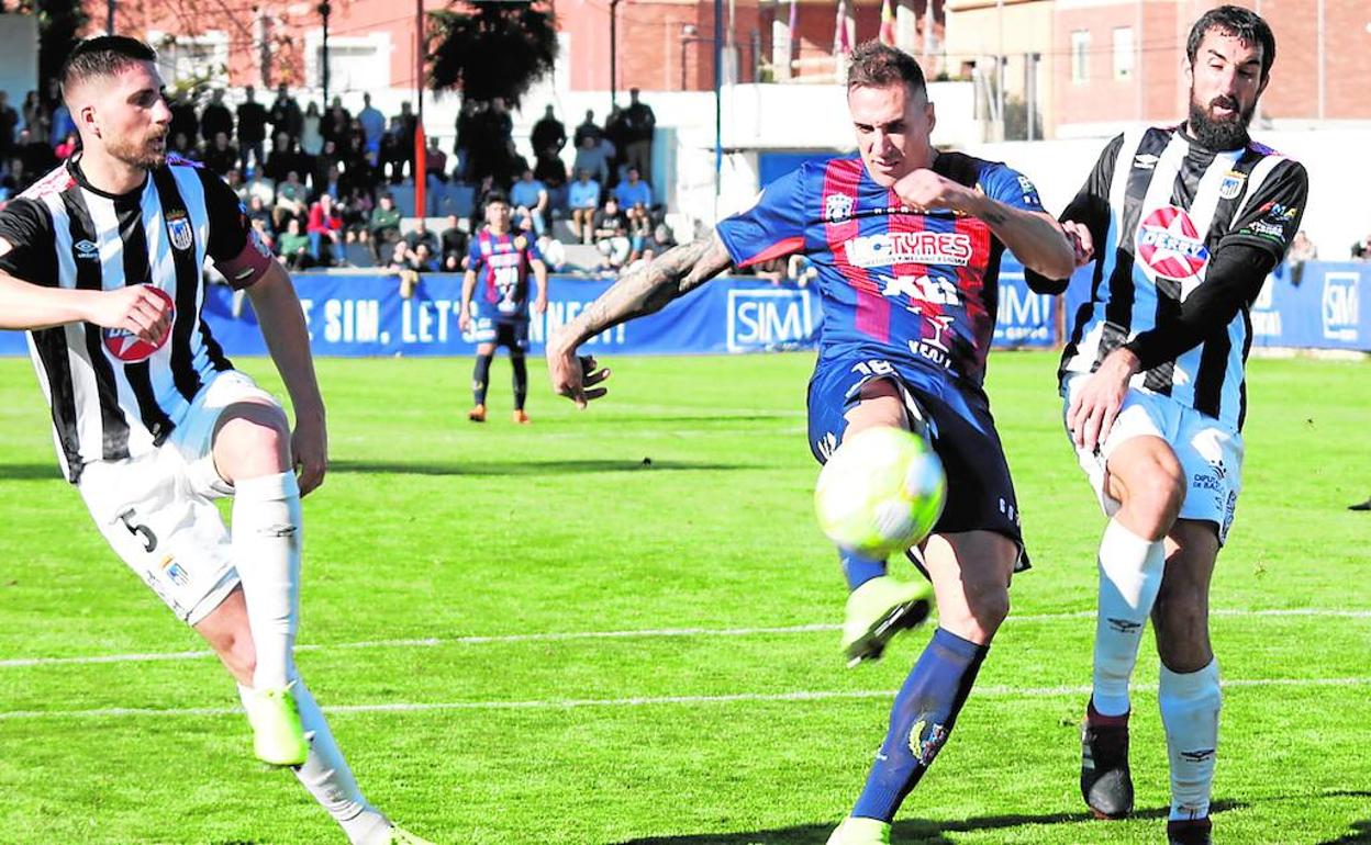 El azulgrana Ubay Luzardo chuta a portería, acosado por dos rivales, en el partido disputado ayer en el campo de La Constitución.