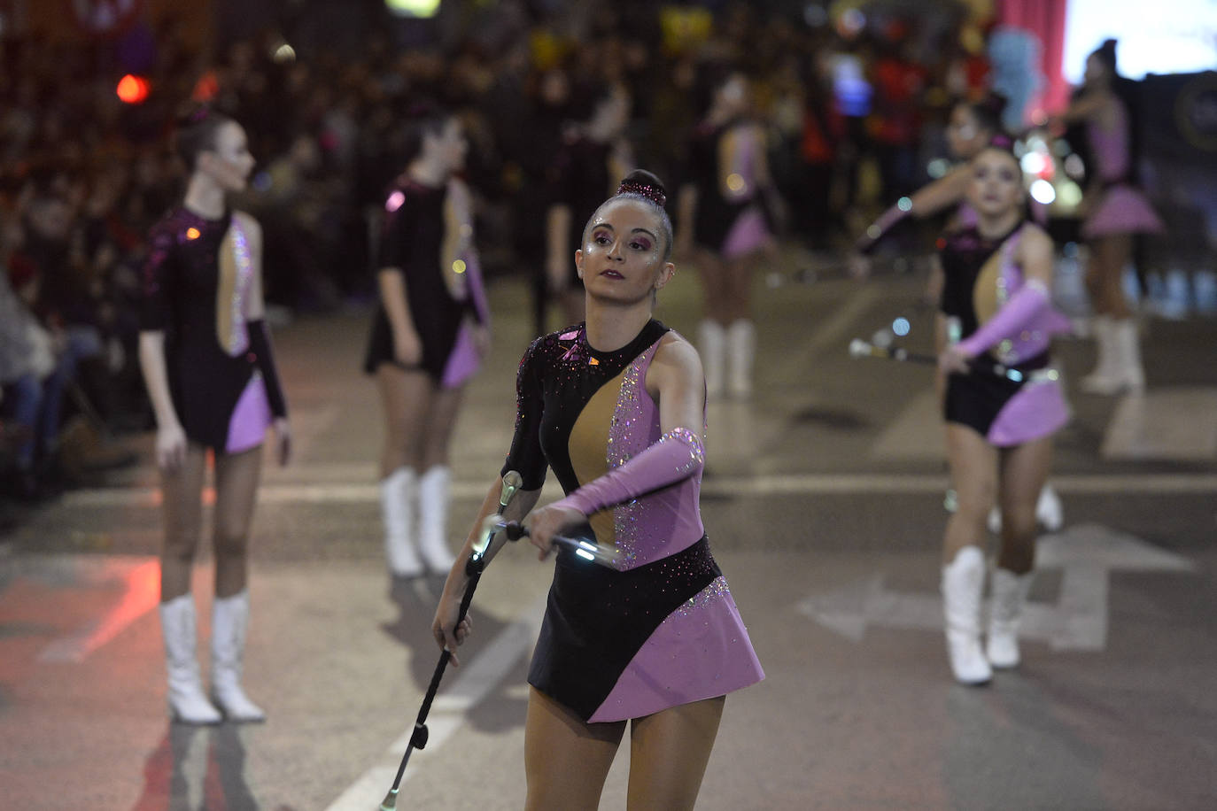 La cabalgata llena la ciudad de luz y sonido en un desfile con el cine como protagonista. 