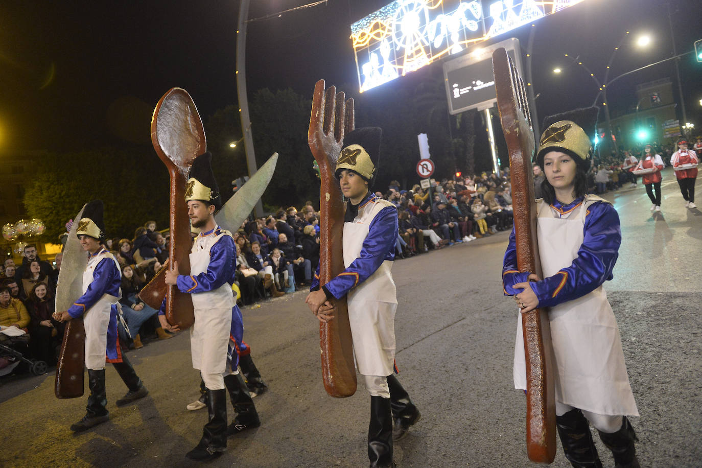 La cabalgata llena la ciudad de luz y sonido en un desfile con el cine como protagonista. 