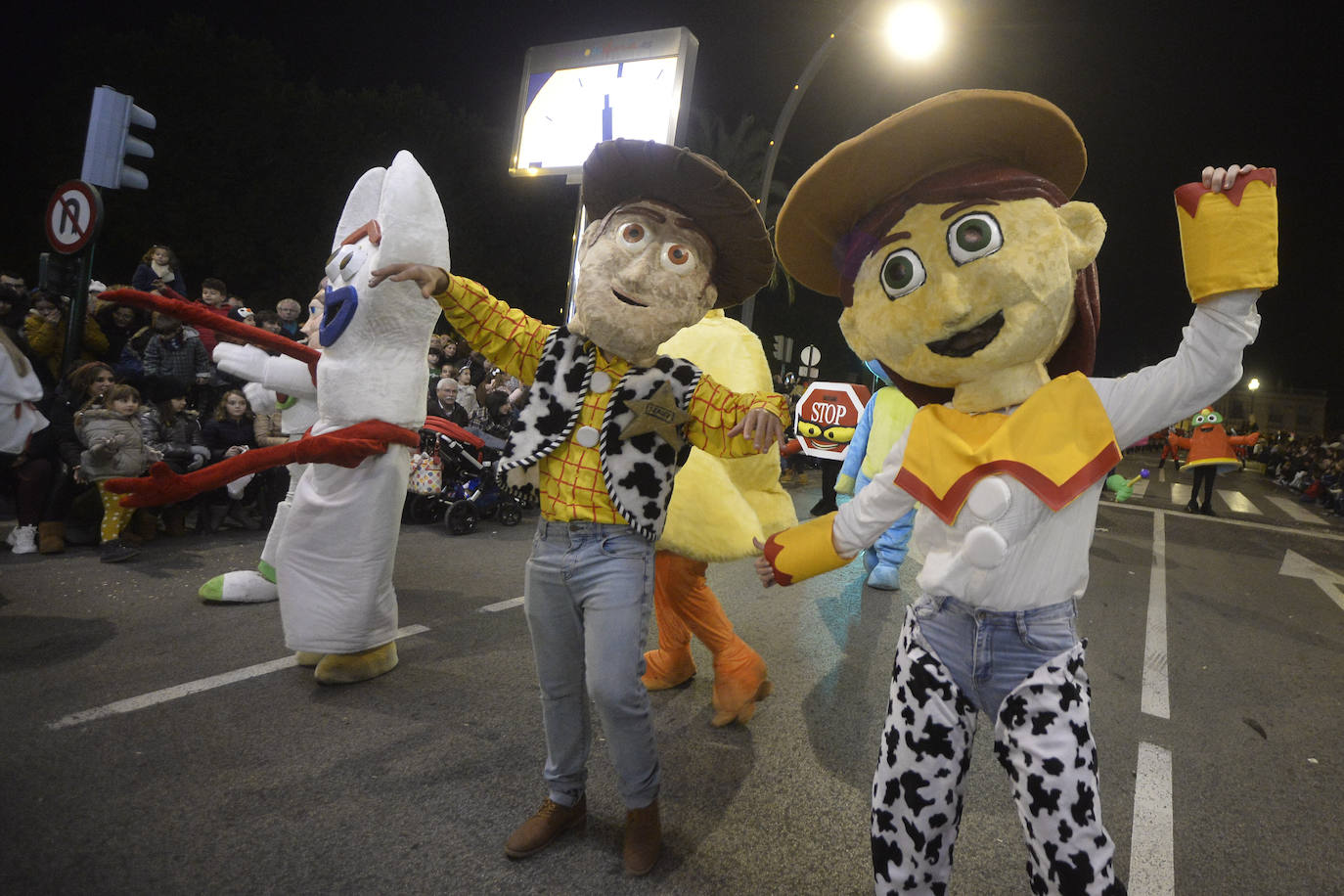 La cabalgata llena la ciudad de luz y sonido en un desfile con el cine como protagonista. 
