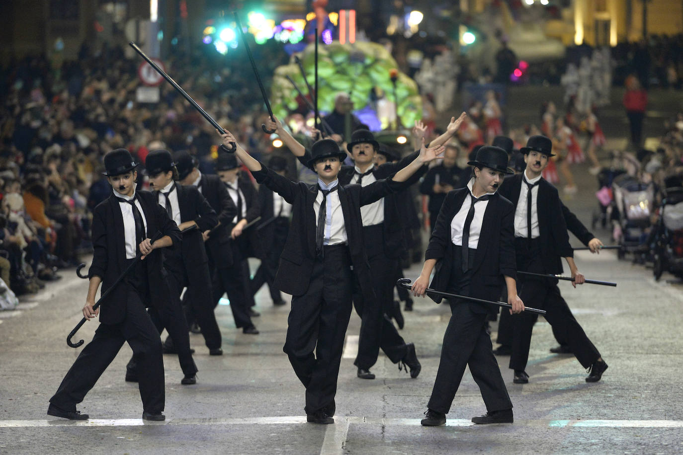 La cabalgata llena la ciudad de luz y sonido en un desfile con el cine como protagonista. 