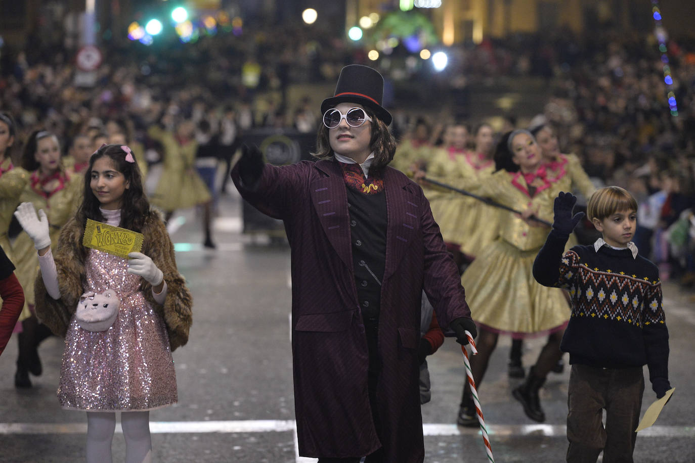 La cabalgata llena la ciudad de luz y sonido en un desfile con el cine como protagonista. 
