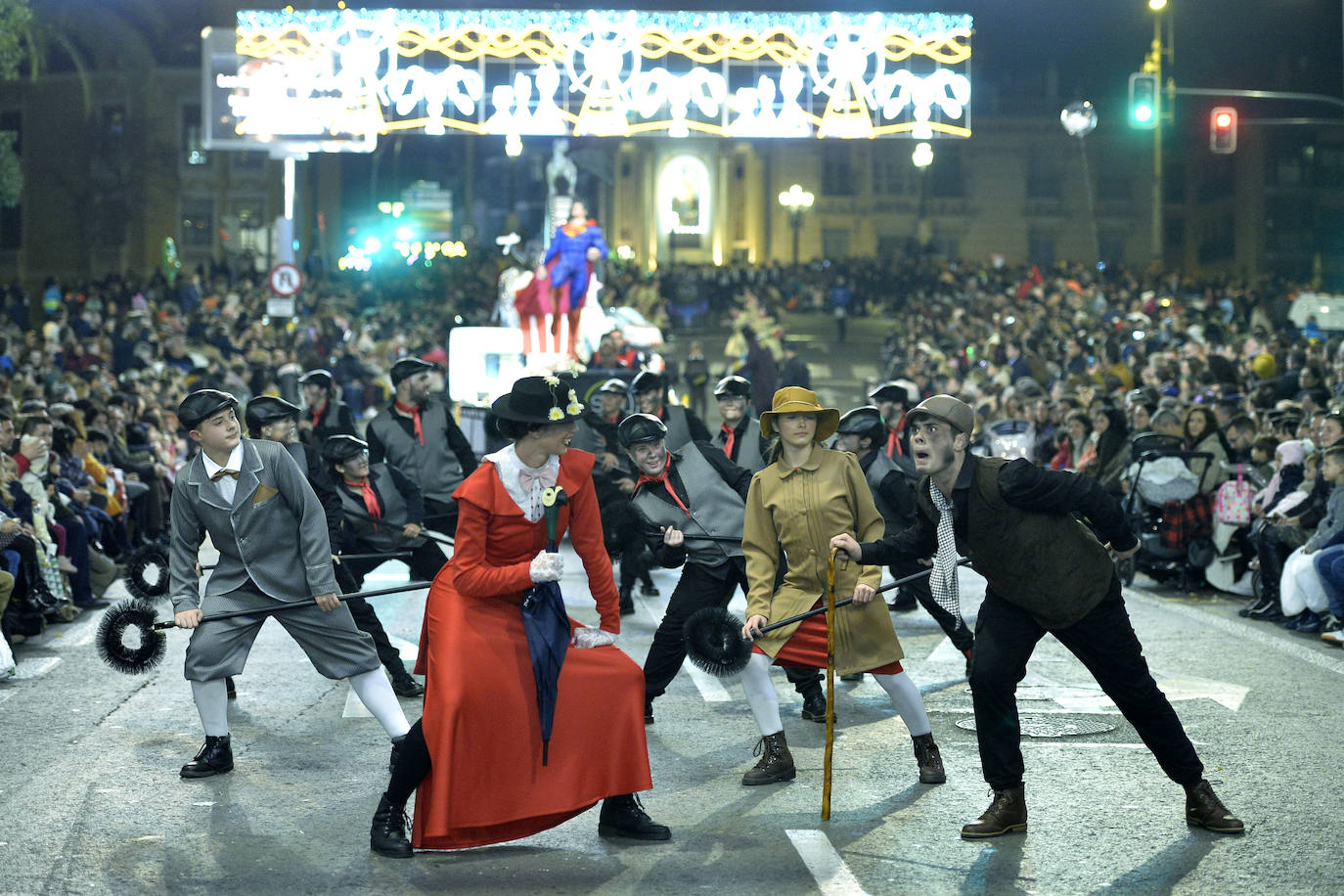 La cabalgata llena la ciudad de luz y sonido en un desfile con el cine como protagonista. 