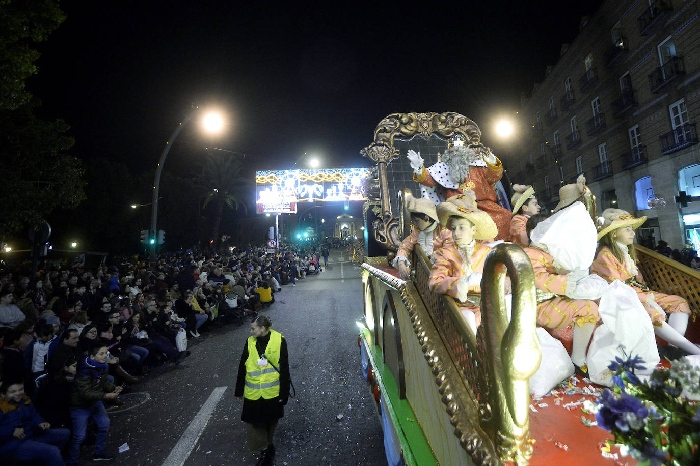 La cabalgata llena la ciudad de luz y sonido en un desfile con el cine como protagonista. 