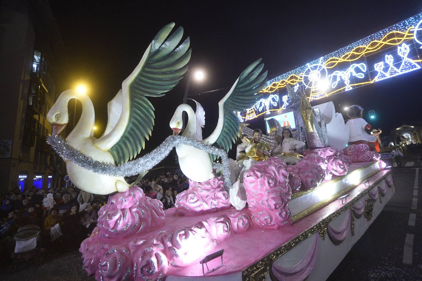 La cabalgata llena la ciudad de luz y sonido en un desfile con el cine como protagonista. 