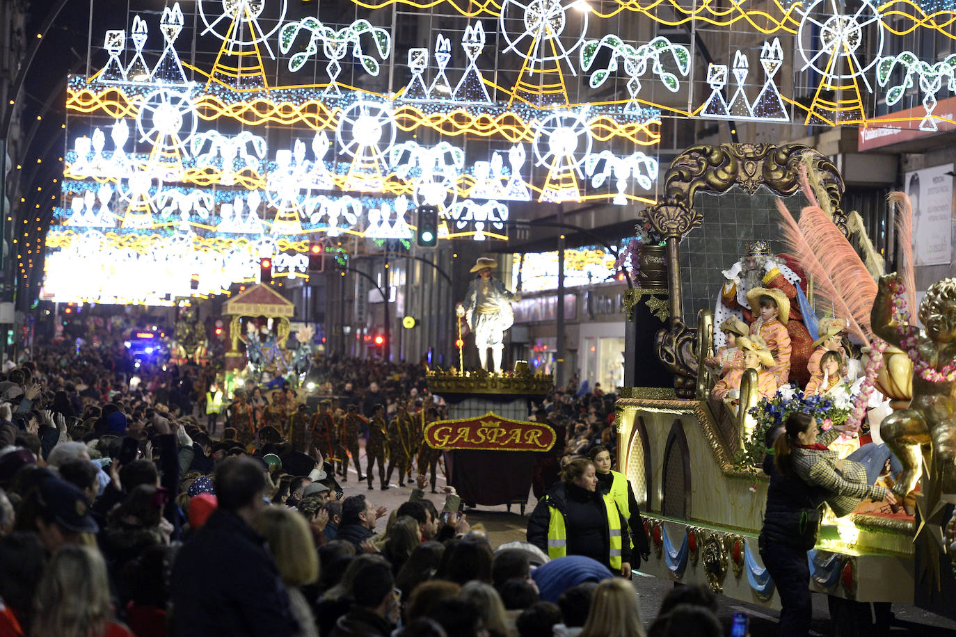 La cabalgata llena la ciudad de luz y sonido en un desfile con el cine como protagonista. 