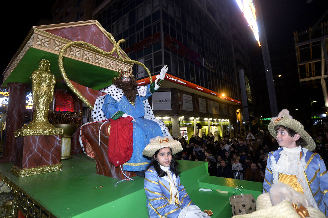 La cabalgata llena la ciudad de luz y sonido en un desfile con el cine como protagonista. 