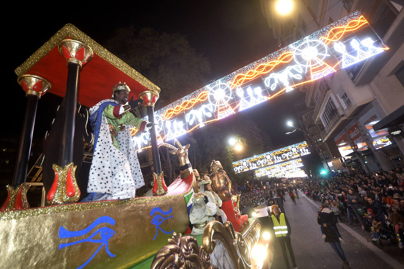 La cabalgata llena la ciudad de luz y sonido en un desfile con el cine como protagonista. 