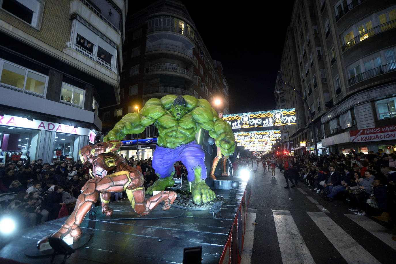 La cabalgata llena la ciudad de luz y sonido en un desfile con el cine como protagonista. 