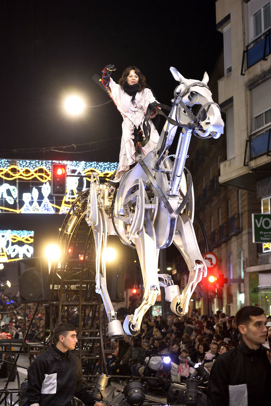 La cabalgata llena la ciudad de luz y sonido en un desfile con el cine como protagonista. 