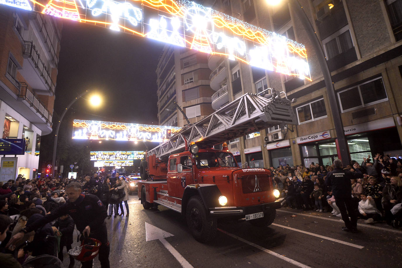 La cabalgata llena la ciudad de luz y sonido en un desfile con el cine como protagonista. 