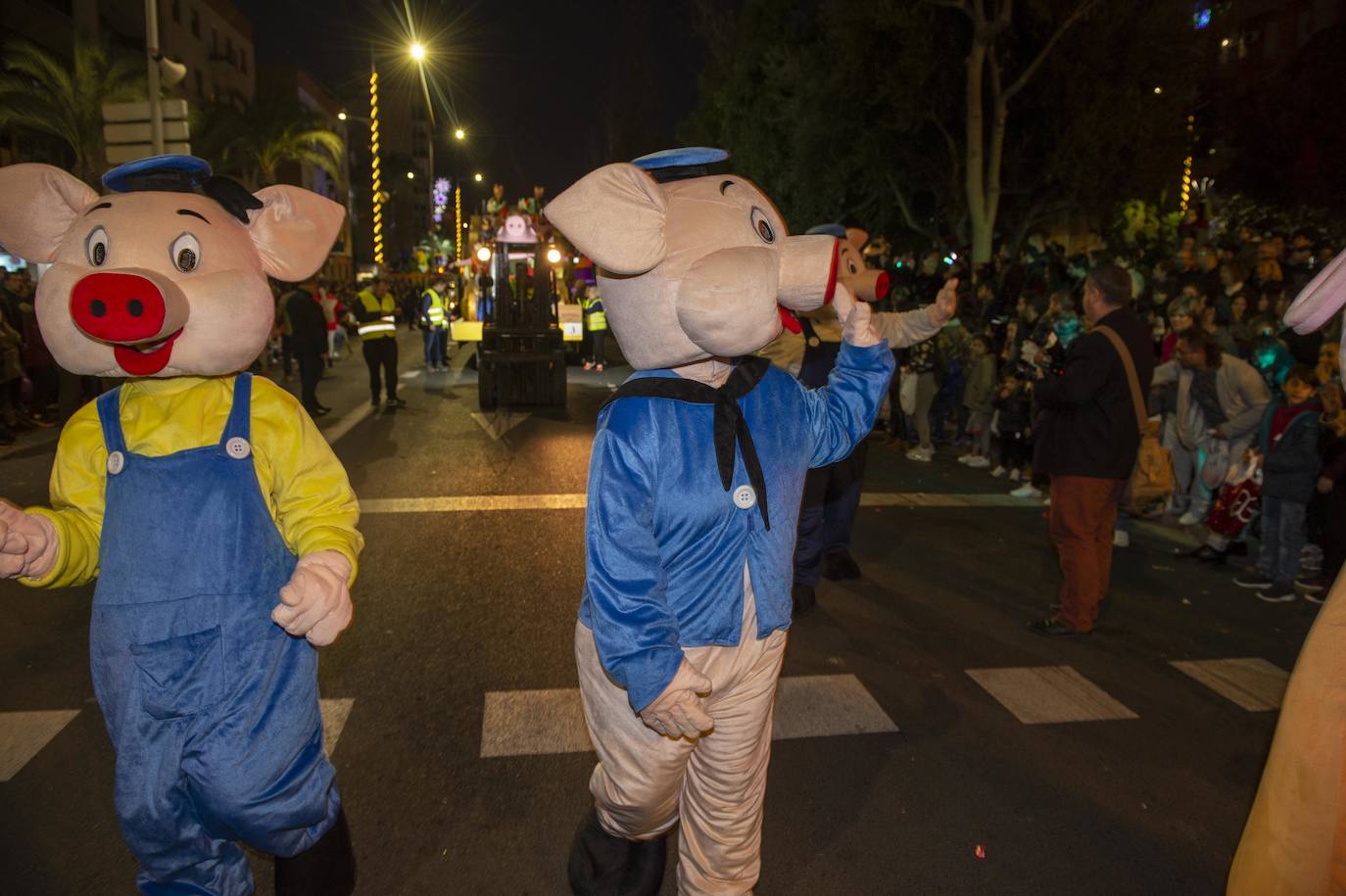Sus Majestades fueron acogidos por miles de niños en Cartagena. 