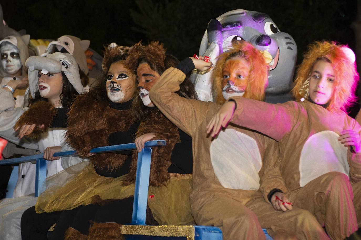 Sus Majestades fueron acogidos por miles de niños en Cartagena. 