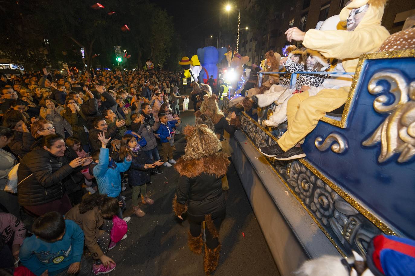 Sus Majestades fueron acogidos por miles de niños en Cartagena. 
