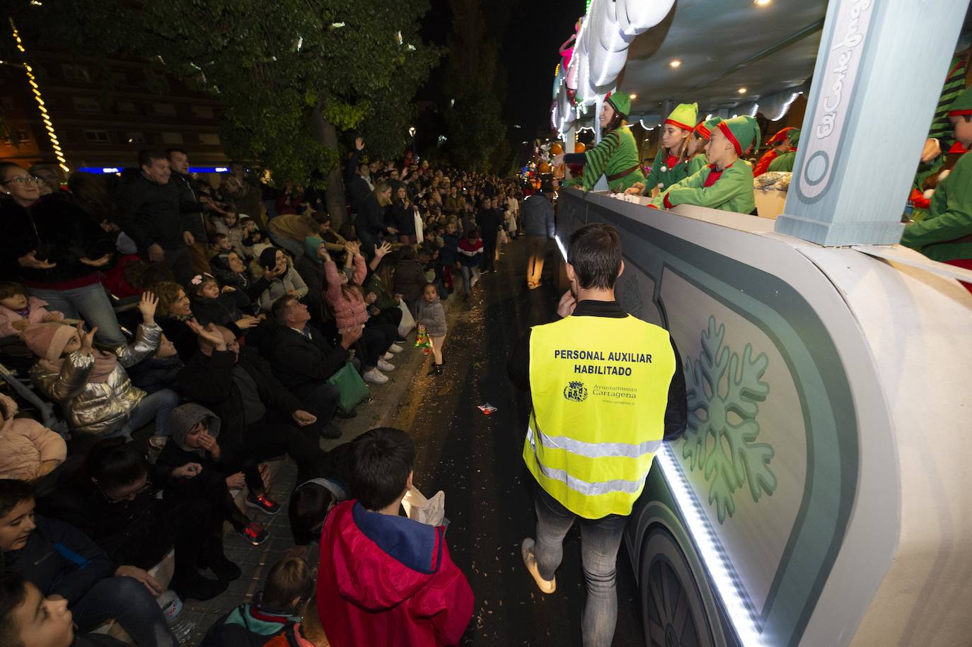 Sus Majestades fueron acogidos por miles de niños en Cartagena. 