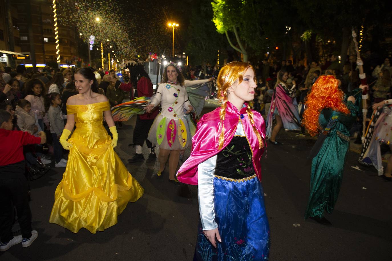 Sus Majestades fueron acogidos por miles de niños en Cartagena. 