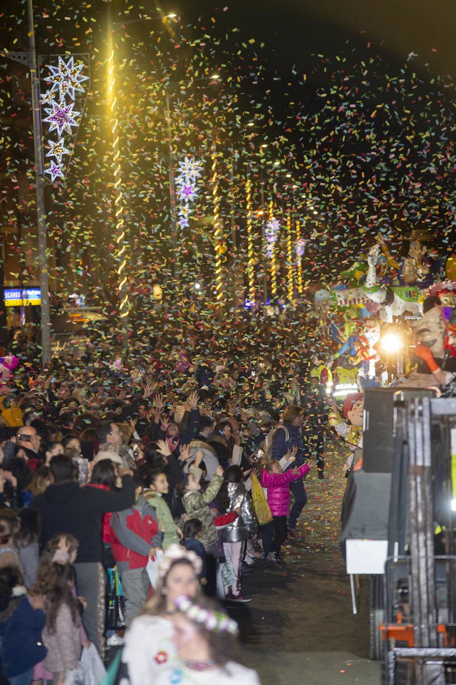 Sus Majestades fueron acogidos por miles de niños en Cartagena. 