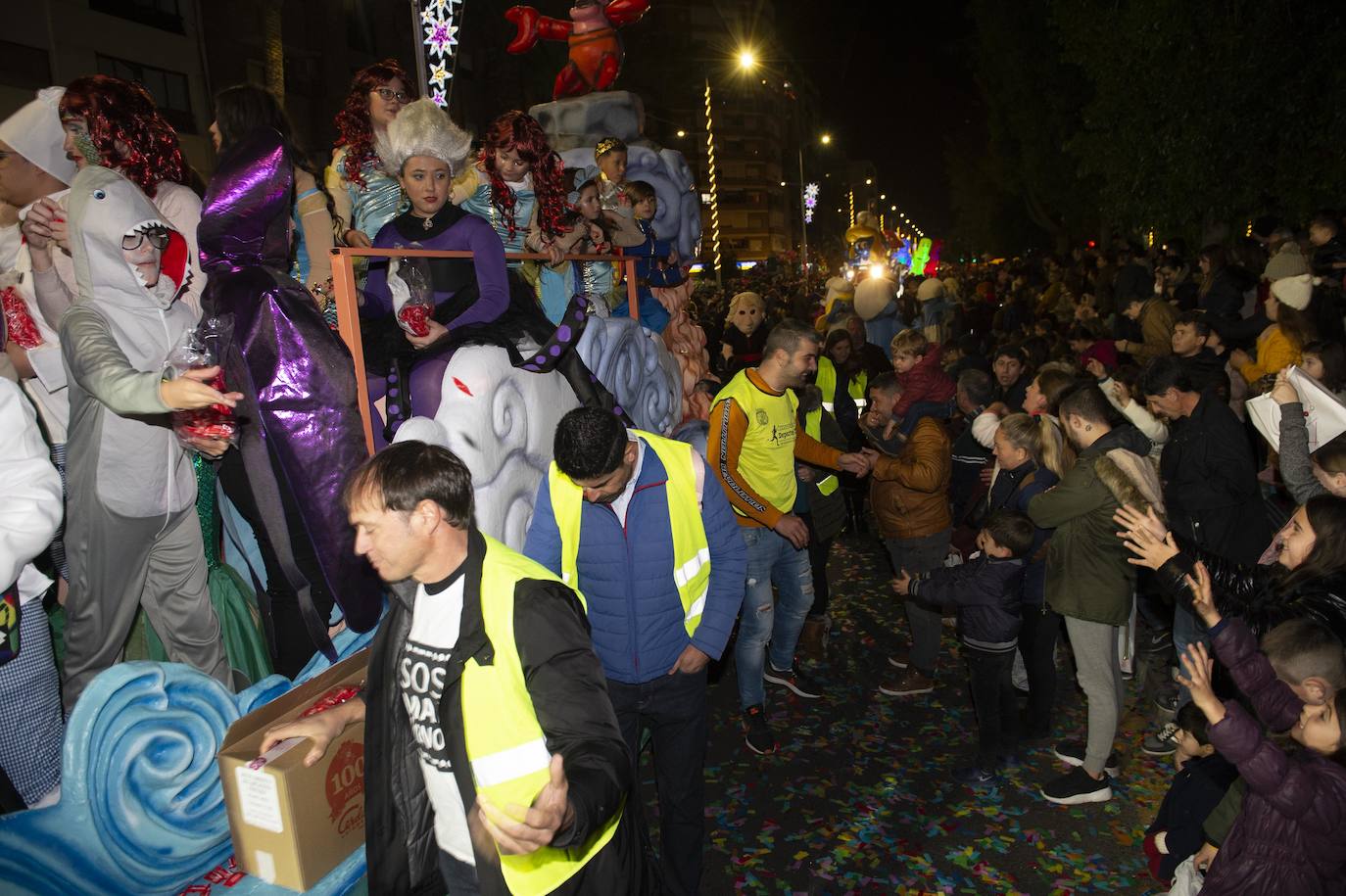 Sus Majestades fueron acogidos por miles de niños en Cartagena. 