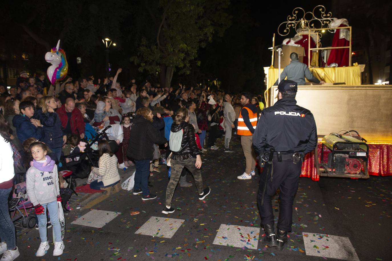 Sus Majestades fueron acogidos por miles de niños en Cartagena. 