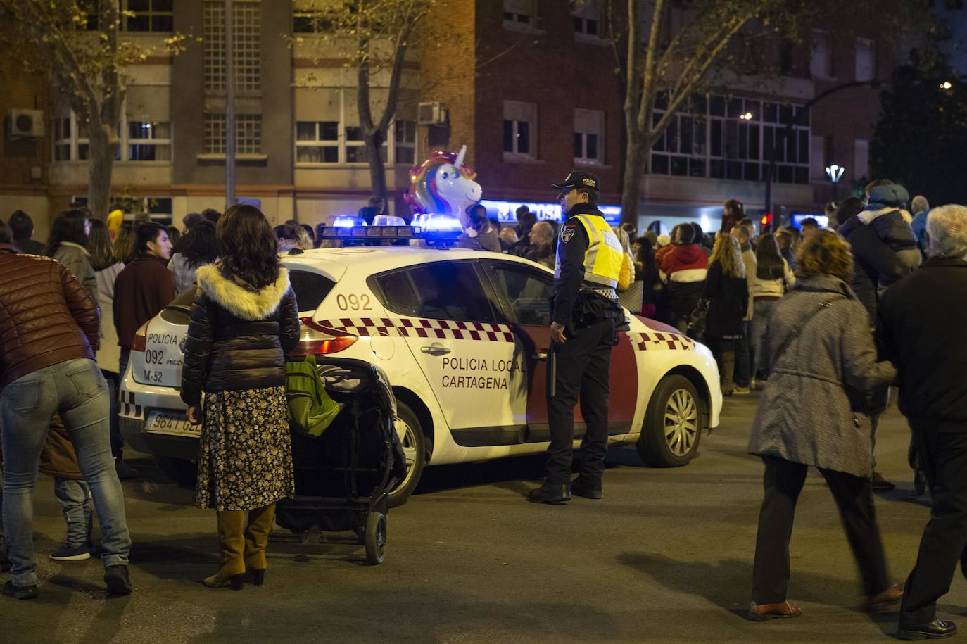 Sus Majestades fueron acogidos por miles de niños en Cartagena. 