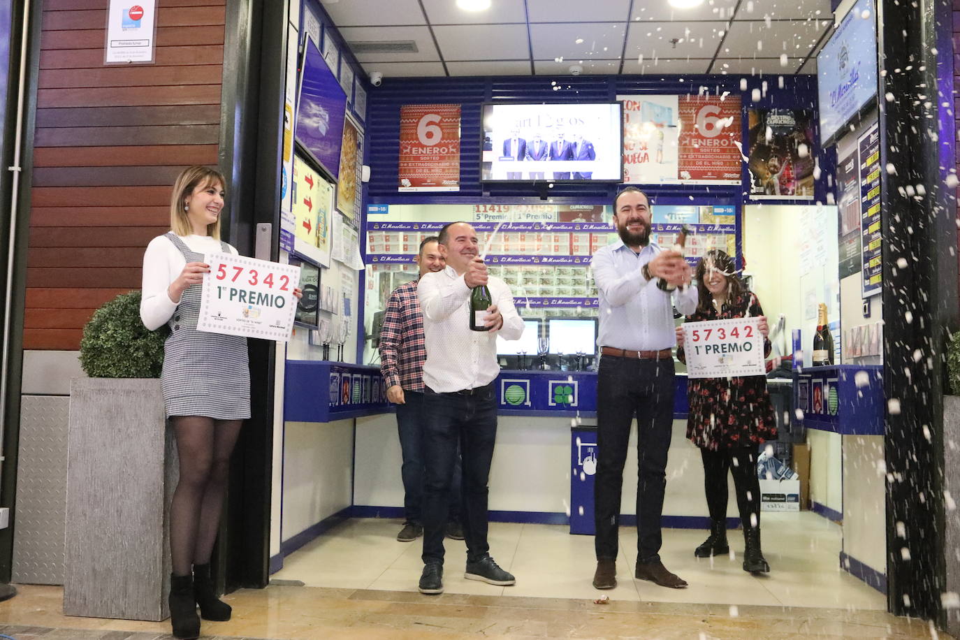 Los trabajadores de la administración de lotería de Lorca celebran el primer premio del Sorteo del Niño