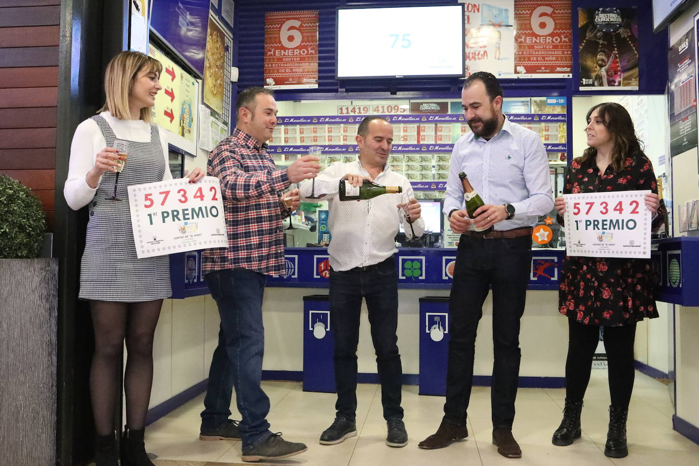 Los trabajadores de la administración de lotería de Lorca celebran el primer premio del Sorteo del Niño