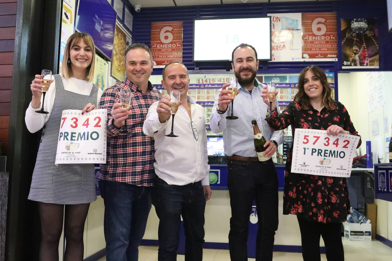 Los trabajadores de la administración de lotería de Lorca celebran el primer premio del Sorteo del Niño