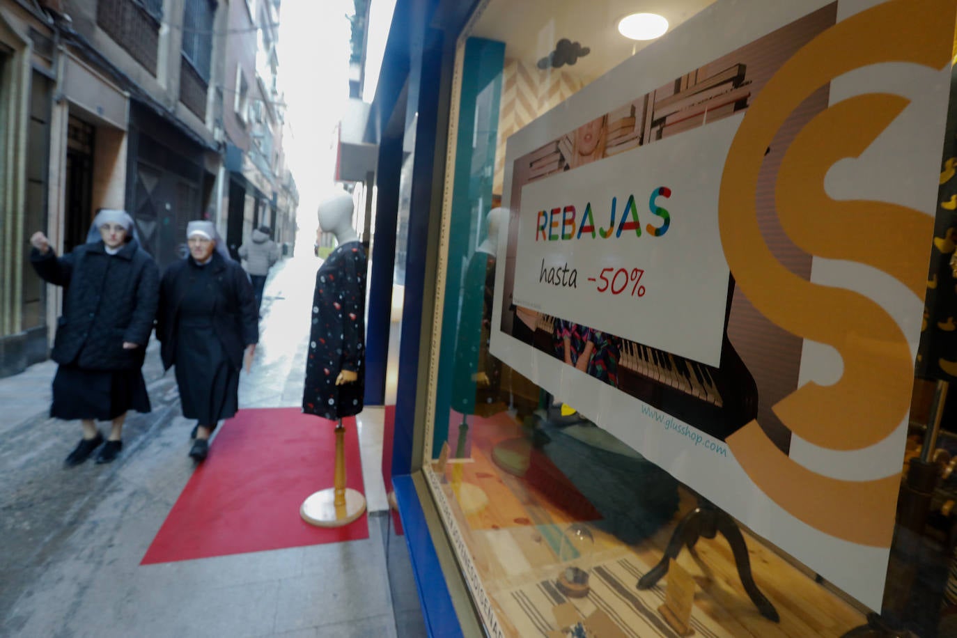 Los comercios de Murcia echan el resto para prolongar la dinámica de la campaña navideña con artículos promocionados hasta finales de febrero