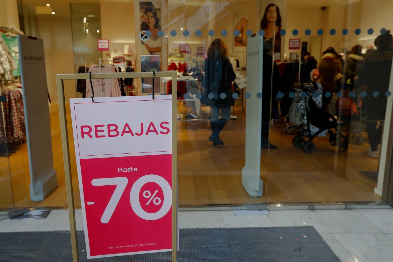 Los comercios de Murcia echan el resto para prolongar la dinámica de la campaña navideña con artículos promocionados hasta finales de febrero