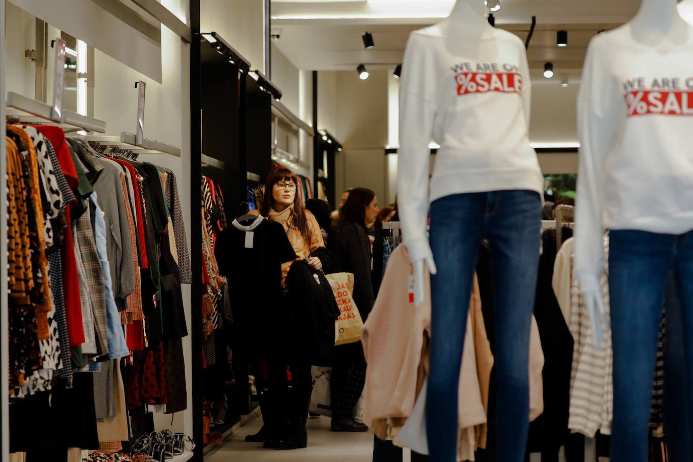 Los comercios de Murcia echan el resto para prolongar la dinámica de la campaña navideña con artículos promocionados hasta finales de febrero