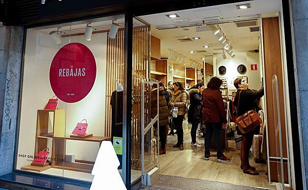 Galería. Los descuentos atraen a los clientes en el comienzo de las rebajas.