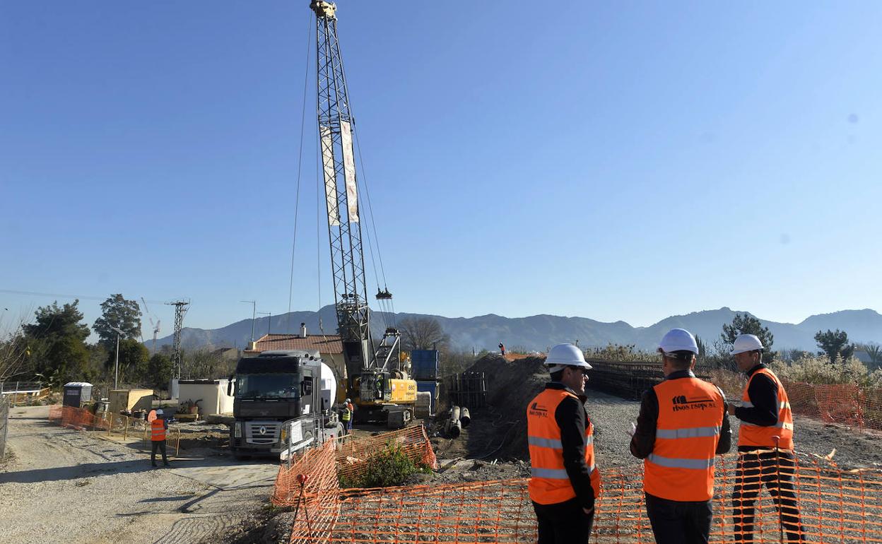 Obras de desvío de los colectores pluviales, este miércoles, en Murcia.