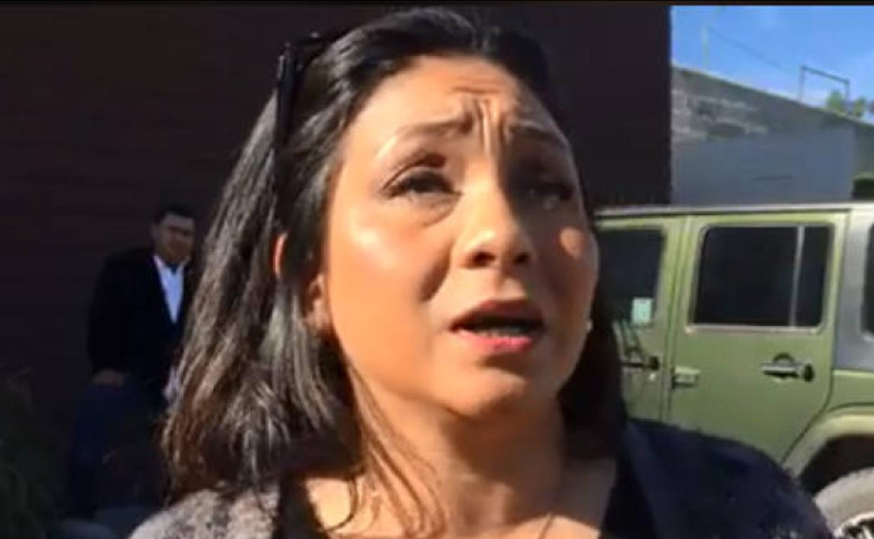 Ariadna Martínez atiende a los medios a las puertas del Servicio Médico Forense de Tijuana. 