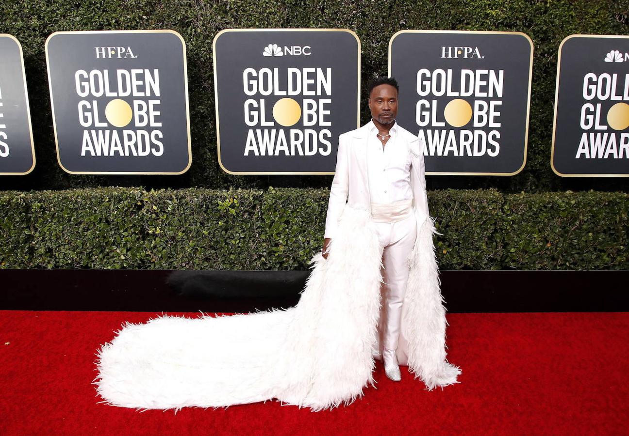 El actor Billy Porter lució un estilismo arriesgado con una cola de plumas de Alex Vinash.