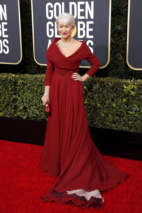 Helen Mirren lució estupenda con uno de los colores de la noche. 