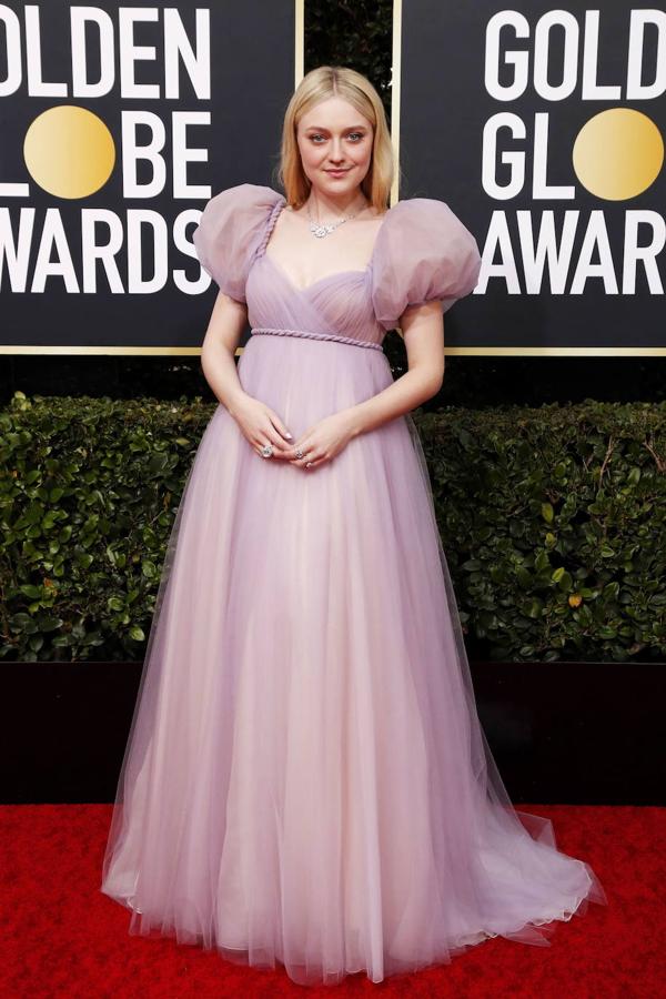 Dakota Fanning convertida en una auténtica hada de cuento fue otra de las estrellas que eligió el rosa para la noche.