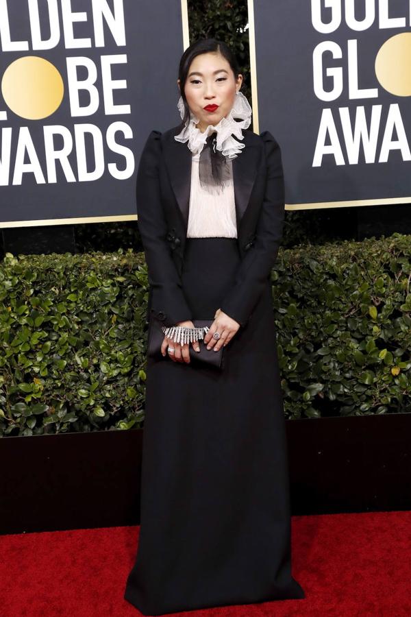 Awkwafina posa en la alfombra de los Globos de Oro horas antes de ser premiada como mejor actriz protagonista de comedia o musical.