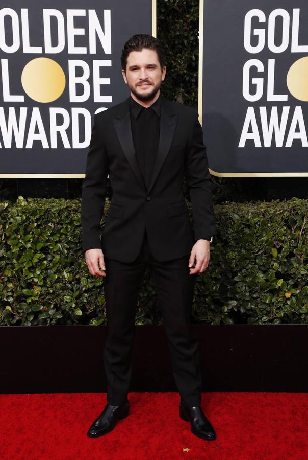 El actor Kit Harington lució un traje total 'black' sin corbata ni pajarita.