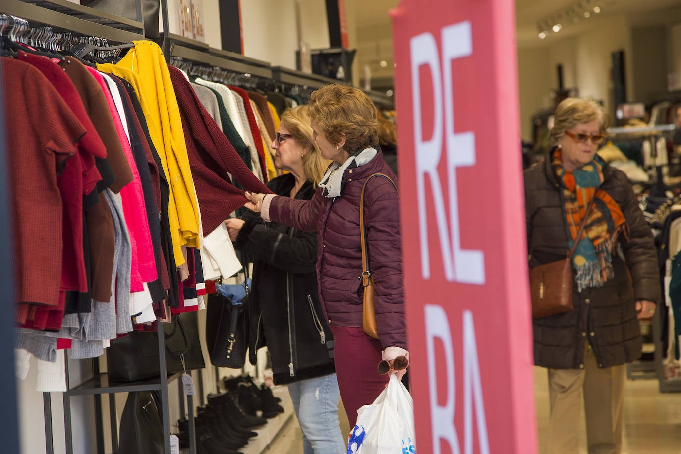 Las tiendas hacen descuentos de entre el 20% y el 70% para resarcirse de un otoño flojo.